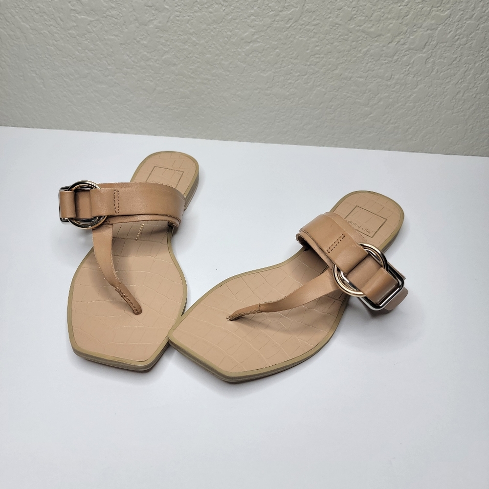 Dolce Vita Ilene Tan Square Toe Gold Tone Ring Detail Thong Sandals Size 7.5